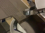 云盘泄密流出-高颜值漂亮大一美女被学长带到合租公寓在卫生间洗手台上爆插,边干边拍,还让美女大声淫叫.公寓!