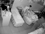 最新流出破解美容院摄像头偷拍夫妻经常趁女儿熟睡时啪啪女儿这么大了应该用布帘隔开睡
