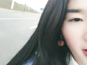 户外骚女【要找一夜情】野外帮别人锄地，野地尿尿露出会车上翘着屁股