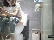 酒吧员女厕固定前拍大概经常喝啤酒的缘故这的妹子都有小肚腩