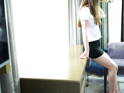 高挑车模毛婷穿着制服红高跟被摄影师在桌子上干