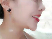 淫模木子露脸约个附近小哥哥上门先伺候大哥洗洗大鸡巴，直接口起来深喉，床上激情抽插表情骚叫声淫荡