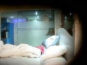 精品酒店开好房等男朋友来啪啪的妹子被爽约对着镜头化妆打电话质问男友对话有趣