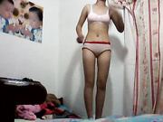 身材匀称饱满结实美乳露脸妹子自家床上全脱身体展示踢踢腿下下腰