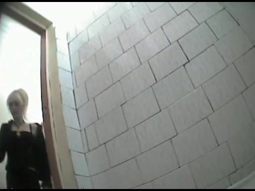 厕所偷拍，老外就是牛，尿了有一壶多