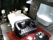 主题酒店豪华套房水滴摄像头偷拍眼镜男同学一边看电影一边和女友啪啪屌到这骚货尖叫