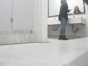 最新流出办公楼厕拍系列 漂亮的妹子尿尿前先要对着镜子来几张美美的自拍