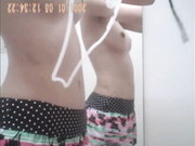 商场内衣专卖店试衣间偸拍多位青春发育期漂亮美眉试换内衣一对美乳又挺又圆润2V1