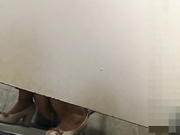 国内牛人潜入某娱乐城KTV女厕偷窥貌似不小心被发现了被妹子用眼神怒视