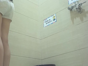 商场超清全景厕拍 连衣裙的姐姐们要袒胸露乳才能尿尿