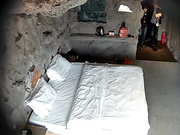 花内裤男带娇小女友到样子有点阴森的情趣酒店开房妹子说害怕要抱一抱哈哈俩人貌似口活不错