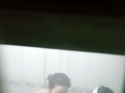 出租屋拍攝到的兩個合租房閨蜜衛生間裏洗澡更衣 貌似倆人還探討怎麽和自己另一半鴛鴦浴 國語720P高清