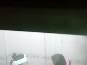 出租屋拍攝到的兩個合租房閨蜜衛生間裏洗澡更衣 貌似倆人還探討怎麽和自己另一半鴛鴦浴 國語720P高清