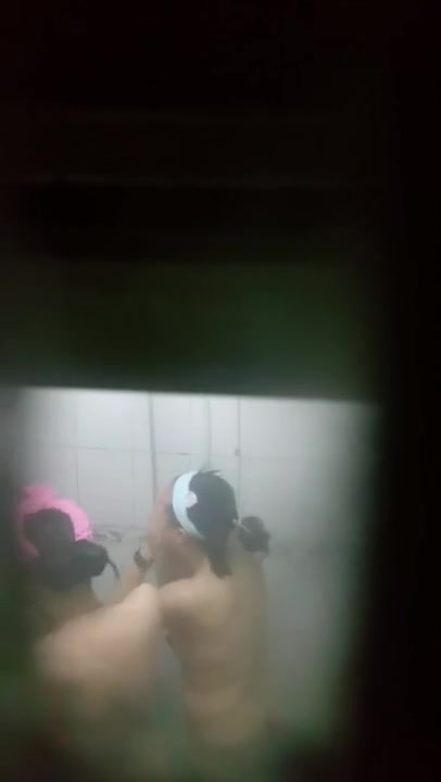 出租屋拍攝到的兩個合租房閨蜜衛生間裏洗澡更衣 貌似倆人還探討怎麽和自己另一半鴛鴦浴 國語720P高清