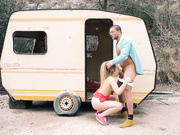 情欲上来和丰腴肉肉的妹子在郊外大白天搞穴享受性爱大餐 啪啪胃口大开揉捏舔吸起伏吞吐爽尽情射啊1080P高清