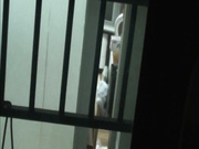 出租屋窗戶外拍攝到的鄰居妹子沐浴更衣啪啪打炮 各種姿勢玩弄看得誘惑十足 原版高清