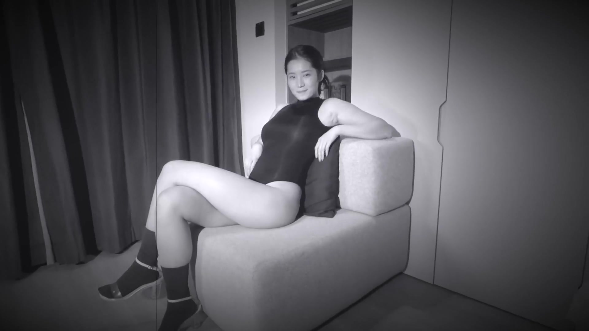 獨家推薦 上海年輕漂亮大長腿美女嫩模和異國大屌洋男友外地旅遊酒店瘋狂啪啪 主動翹臀快速抽插 逼緊水超多 叫床聲太大了 1080P高清原版