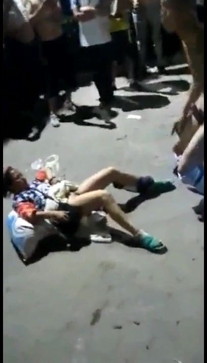 这个真是太屌了 像是精神有问题的光头男JJ高高勃起被围观群众的起哄怂恿下直接露天打炮