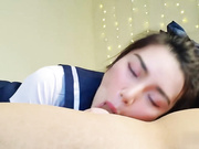 清纯制服学妹最爱舔吸大鸡巴射在嘴里_ev