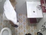 偷拍打奶同事洗澡