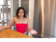 凌乱的女孩用小嘴清理她继父的朋友大公鸡