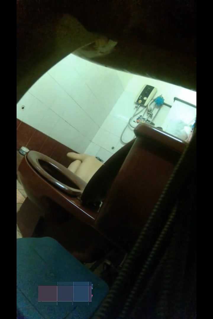 【全網推薦】【大陸經典盜錄系列】趴窗窺視良家人妻少婦洗浴護膚 苗條身材雪白肌膚看得讓人欲火焚身 720P原版高清