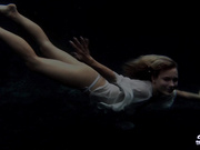 唯美系气质女郎白色内衣下乳房在水下时隐时现被抱着屁股舔着嫩逼玩上下姿势后入插入