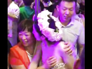 奇葩婚礼晏请上,给钱就能摸新娘的大白奶子