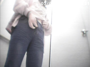 超男双镜头174考烙斯洞洞鞋学妹,夹着水帘开始小便