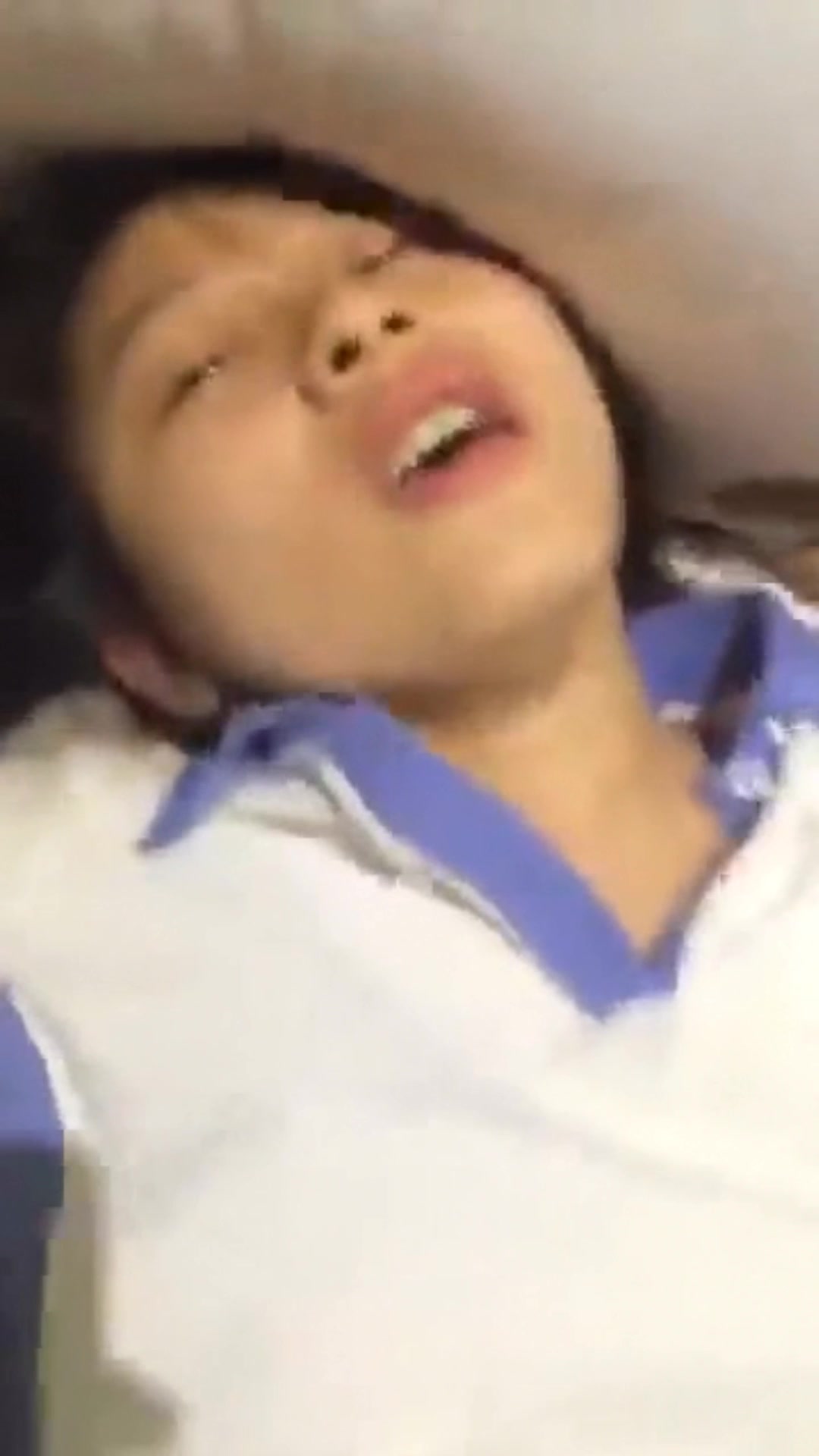 【全網推薦】【稀缺資源】穿著校服的高中學生妹和男友開房啪啪自拍 妹子一看就知道沒啥性經驗 最後還被顏射了～原版高清