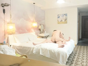 约操短裙马尾外围跪地按着头插嘴站立后入骑乘