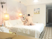 约操短裙马尾外围跪地按着头插嘴站立后入骑乘