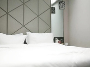 冷艳花臂酷酷美女掰开双腿欣赏鲍鱼扶着细腰顶入