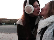 超美黑丝苗条人妖和美女闺蜜在公告厕所性爱后入抽插