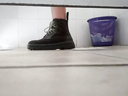 感觉被发现了.妹子低头确认