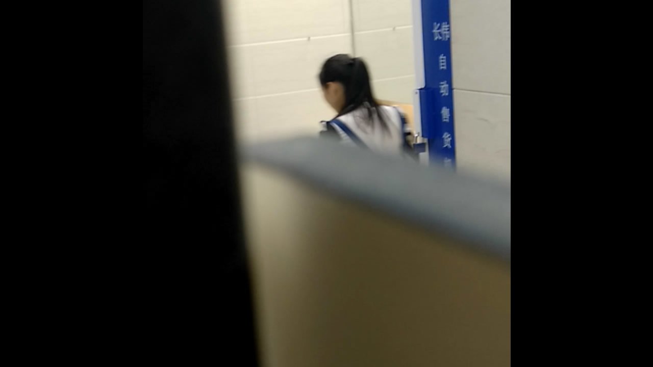 万达里服装店员工wc偷拍