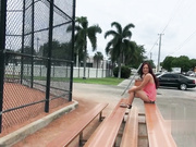 现实之王-泰勒·斯蒂尔在公园里找到了性欲旺盛的红发梅西·梅&他们在户外进行了疯狂的性爱