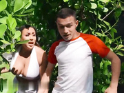 向性感的Carmela Clatch展示如何正确驾驶玩具