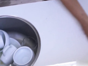 拉美裔小妞打了盖伊一顿，屁股热得屁滚尿流