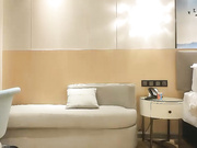 约白色外套少妇啪啪特写口交抱着大力抽插