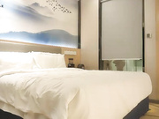 约白色外套少妇啪啪特写口交抱着大力抽插