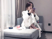 白色外套短发妹子啪啪口交上位骑坐站立后入