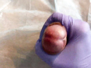 女护士用手帮男人高潮，然后收集精液