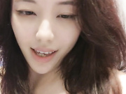 无毛白虎逼玩弄小鲜肉舌吻吃奶又舔逼激情抠逼