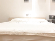 小姐姐沙发上舔吸鸡巴奋力插入逼穴啪啪猛搞