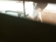 美女上厕所后洗澡